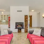Longfield-private Heated Pool, Sauna, Air-conditioned فيلة