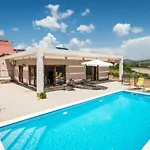 Longfield-private Heated Pool, Sauna, Air-conditioned * دوغوبولج