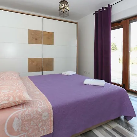 빌라 Longfield-private Heated Pool, Sauna, Air-conditioned 더갈포지