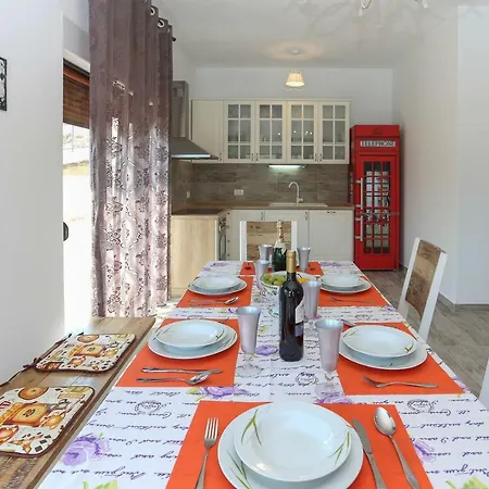 Longfield-private Heated Pool, Sauna, Air-conditioned *