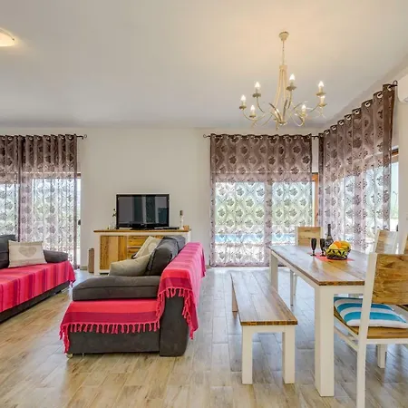 빌라 Longfield-private Heated Pool, Sauna, Air-conditioned 더갈포지