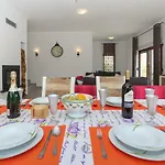 Longfield-private Heated Pool, Sauna, Air-conditioned Vila