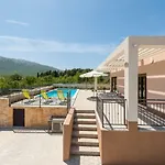 Longfield-private Heated Pool, Sauna, Air-conditioned Vila