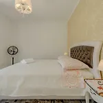 Longfield-private Heated Pool, Sauna, Air-conditioned