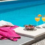 Longfield-private Heated Pool, Sauna, Air-conditioned Vila *