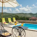 Vila Longfield-private Heated Pool, Sauna, Air-conditioned *