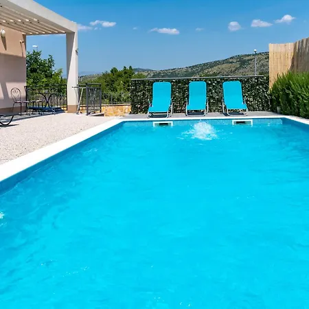 Longfield-private Heated Pool, Sauna, Air-conditioned Vila