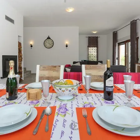 Longfield-private Heated Pool, Sauna, Air-conditioned Villa