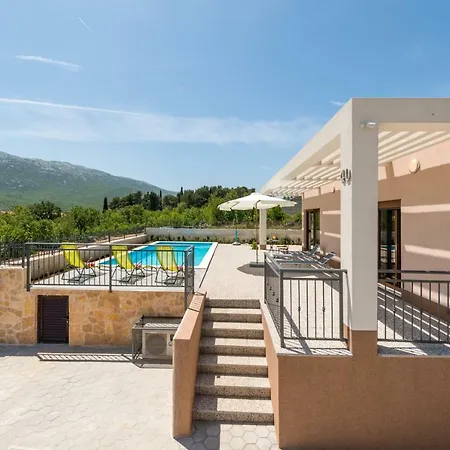 Longfield-private Heated Pool, Sauna, Air-conditioned Villa