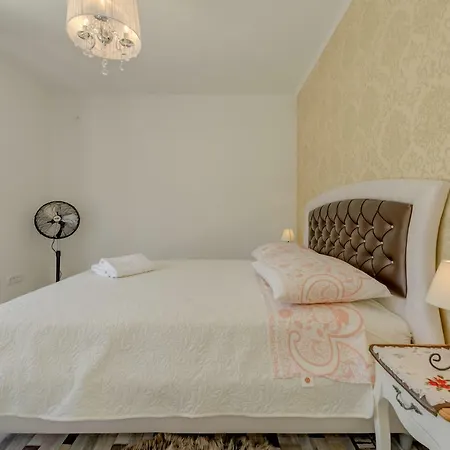 Longfield-private Heated Pool, Sauna, Air-conditioned