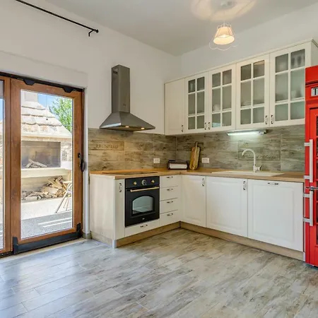 Longfield-private Heated Pool, Sauna, Air-conditioned *