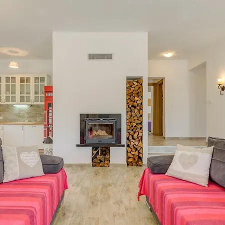 Longfield-private Heated Pool, Sauna, Air-conditioned Villa