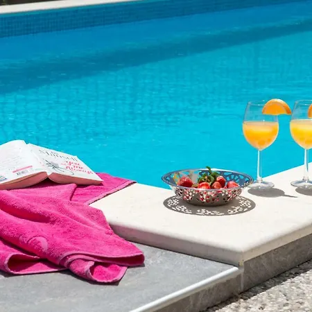 Longfield-private Heated Pool, Sauna, Air-conditioned Villa *