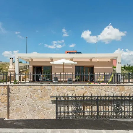 Longfield-private Heated Pool, Sauna, Air-conditioned Vila *