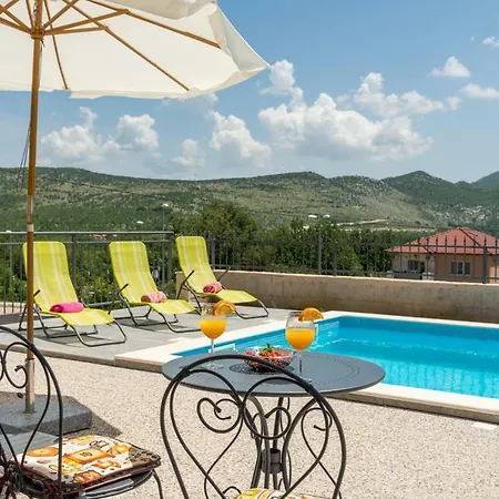 Villa Longfield-private Heated Pool, Sauna, Air-conditioned *